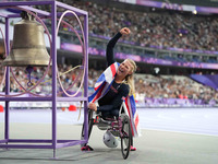 Samantha Kinghorn of Great Britain celebrates winning gold in Women's 100m - T53 Final during the Paris 2024 Paralympic Games at Stade de Fr...