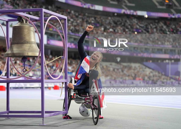 Samantha Kinghorn of Great Britain celebrates winning gold in Women's 100m - T53 Final during the Paris 2024 Paralympic Games at Stade de Fr...