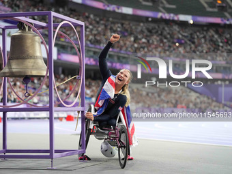 Samantha Kinghorn of Great Britain celebrates winning gold in Women's 100m - T53 Final during the Paris 2024 Paralympic Games at Stade de Fr...