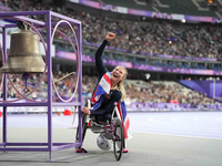 Samantha Kinghorn of Great Britain celebrates winning gold in Women's 100m - T53 Final during the Paris 2024 Paralympic Games at Stade de Fr...