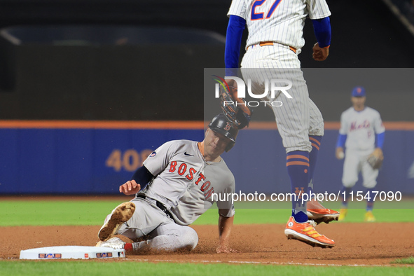 Rob Refsnyder #30 of the Boston Red Sox advances to third base during the eighth inning of the baseball game against the New York Mets at Ci...