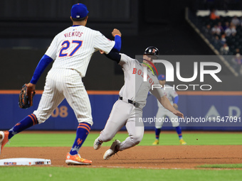 Rob Refsnyder #30 of the Boston Red Sox advances to third base during the eighth inning of the baseball game against the New York Mets at Ci...