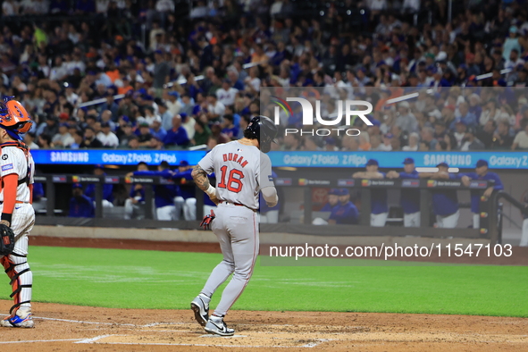 Boston Red Sox Jarren Duran #16 scores on a sacrifice fly during the third inning of the baseball game against the New York Mets at Citi Fie...