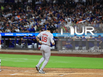 Boston Red Sox Jarren Duran #16 scores on a sacrifice fly during the third inning of the baseball game against the New York Mets at Citi Fie...