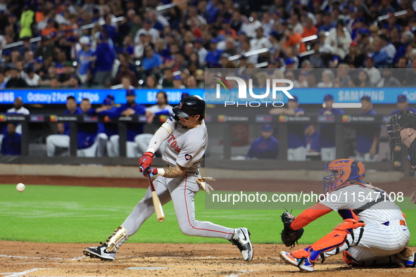 Boston Red Sox Jarren Duran #16 doubles during the third inning of the baseball game against the New York Mets at Citi Field in Corona, N.Y....