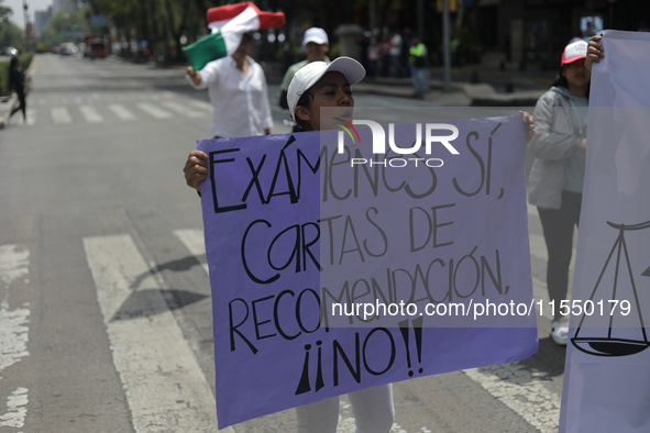 Judiciary workers block the streets near the Senate of Mexico, blocking access to legislators, while demonstrating to protest against the Ju...