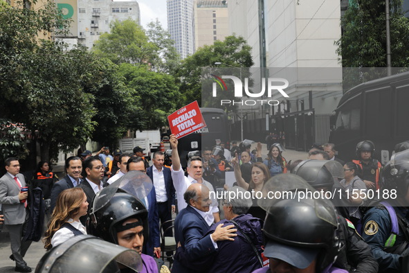 Alejandro Moreno Cardenas, National President of the Partido Revolucionario Institucional (PRI), joins the judiciary workers demonstrating t...