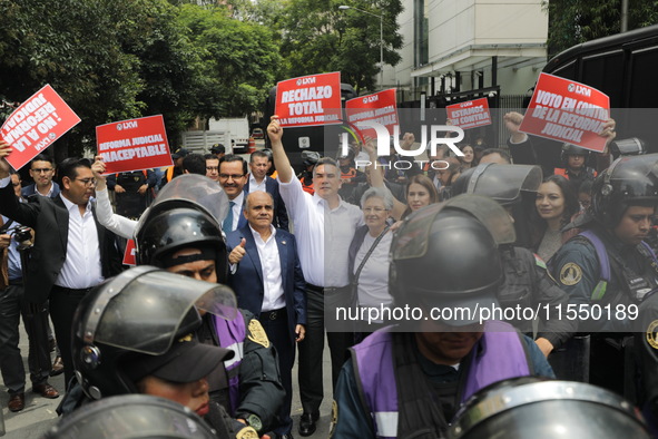 Alejandro Moreno Cardenas, National President of the Partido Revolucionario Institucional (PRI), joins the judiciary workers demonstrating t...