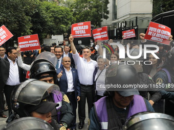 Alejandro Moreno Cardenas, National President of the Partido Revolucionario Institucional (PRI), joins the judiciary workers demonstrating t...