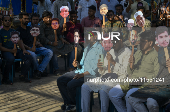 People hold placards with the faces of martyrs at the 'Shohidra Fire Ashche' event, held in memory of those killed in the anti-discriminatio...