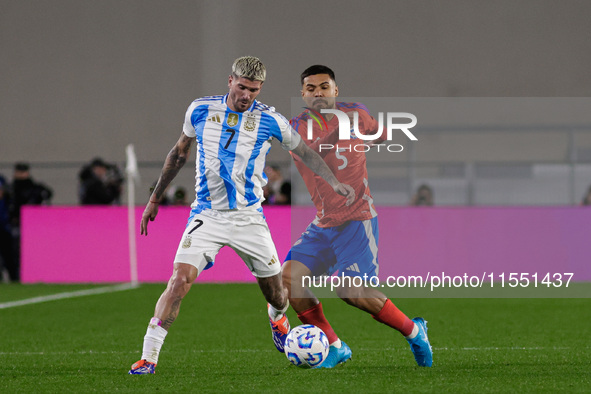 Rodrigo de Paul of Argentina and Paulo Diaz are in action during the FIFA World Cup 2026 Qualifier match between Argentina and Chile at Esta...