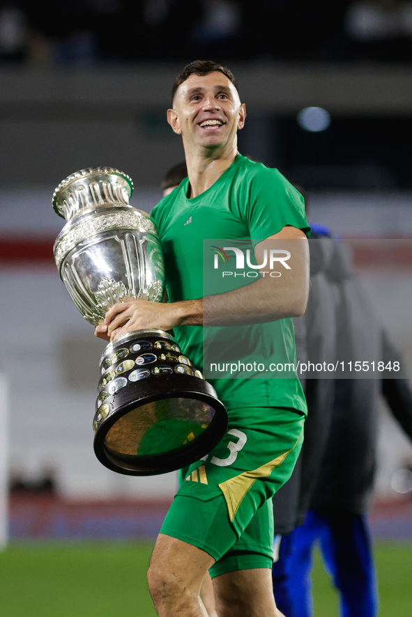 Emiliano Martinez of Argentina celebrates with the Copa America 2024 trophy after the FIFA World Cup 2026 Qualifier match between Argentina...