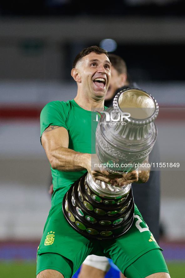 Emiliano Martinez of Argentina celebrates with the Copa America 2024 trophy after the FIFA World Cup 2026 Qualifier match between Argentina...