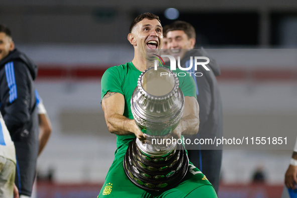 Emiliano Martinez of Argentina celebrates with the Copa America 2024 trophy after the FIFA World Cup 2026 Qualifier match between Argentina...