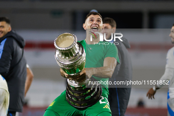 Emiliano Martinez of Argentina celebrates with the Copa America 2024 trophy after the FIFA World Cup 2026 Qualifier match between Argentina...