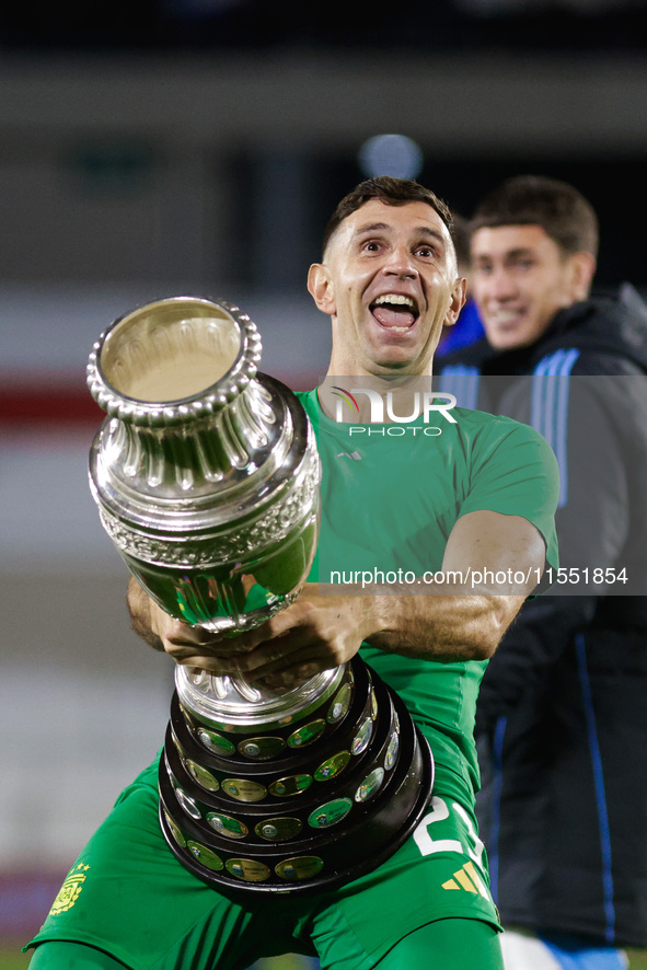 Emiliano Martinez of Argentina celebrates with the Copa America 2024 trophy after the FIFA World Cup 2026 Qualifier match between Argentina...