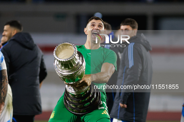 Emiliano Martinez of Argentina celebrates with the Copa America 2024 trophy after the FIFA World Cup 2026 Qualifier match between Argentina...