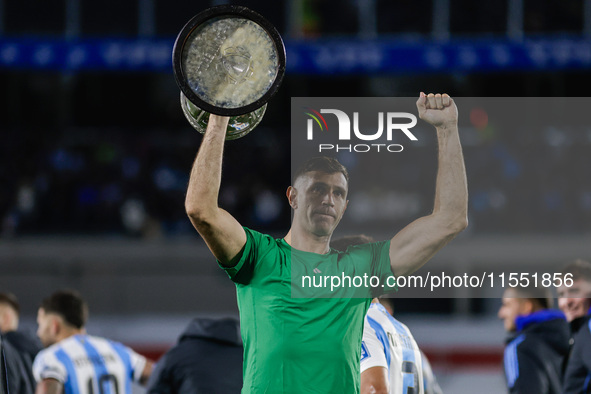 Emiliano Martinez of Argentina celebrates with the Copa America 2024 trophy after the FIFA World Cup 2026 Qualifier match between Argentina...