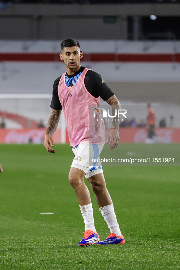 Cristian Romero of Argentina warms up before the FIFA World Cup 2026 Qualifier match between Argentina and Chile at Estadio Mas Monumental A...