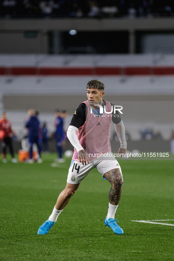 Enzo Fernandez of Argentina warms up before the FIFA World Cup 2026 Qualifier match between Argentina and Chile at Estadio Mas Monumental An...