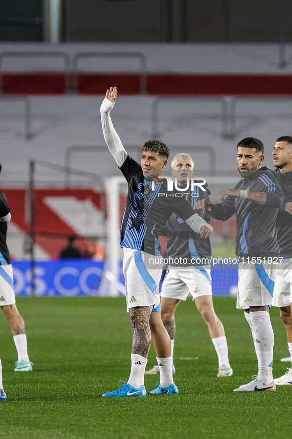 Enzo Fernandez of Argentina warms up before the FIFA World Cup 2026 Qualifier match between Argentina and Chile at Estadio Mas Monumental An...