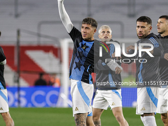 Enzo Fernandez of Argentina warms up before the FIFA World Cup 2026 Qualifier match between Argentina and Chile at Estadio Mas Monumental An...