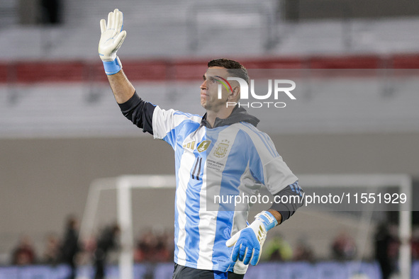 Emiliano Martinez of Argentina warms up before the FIFA World Cup 2026 Qualifier match between Argentina and Chile at Estadio Mas Monumental...