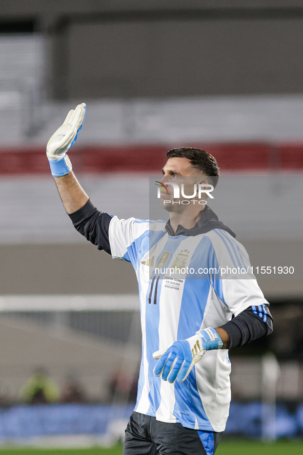 Emiliano Martinez of Argentina warms up before the FIFA World Cup 2026 Qualifier match between Argentina and Chile at Estadio Mas Monumental...