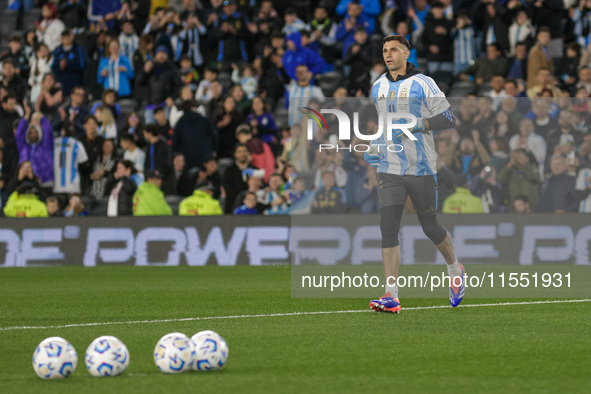 Emiliano Martinez of Argentina warms up before the FIFA World Cup 2026 Qualifier match between Argentina and Chile at Estadio Mas Monumental...