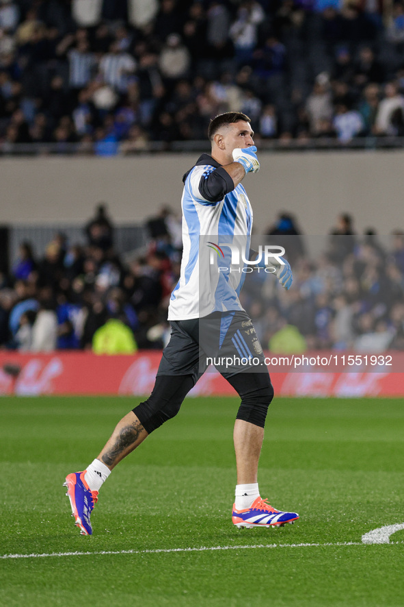 Emiliano Martinez of Argentina warms up before the FIFA World Cup 2026 Qualifier match between Argentina and Chile at Estadio Mas Monumental...