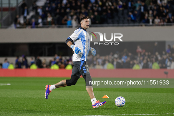 Emiliano Martinez of Argentina warms up before the FIFA World Cup 2026 Qualifier match between Argentina and Chile at Estadio Mas Monumental...