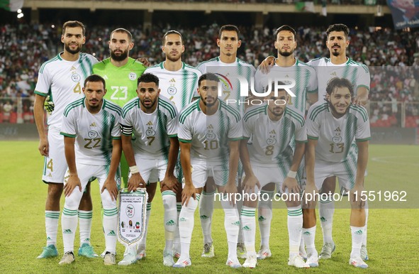 Algerian starters pose for a group photo before the football match of the qualification of the African Cup of Nations (CAN 2025) between Alg...