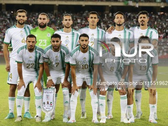 Algerian starters pose for a group photo before the football match of the qualification of the African Cup of Nations (CAN 2025) between Alg...