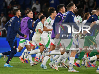 Italy players greet the fans during the UEFA National League Matchday 1 match between France and Italy at the Parc des Princes Stadium in Pa...