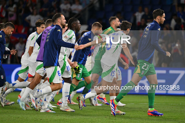 Italy players greet the fans during the UEFA National League Matchday 1 match between France and Italy at the Parc des Princes Stadium in Pa...