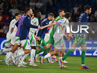 Italy players greet the fans during the UEFA National League Matchday 1 match between France and Italy at the Parc des Princes Stadium in Pa...