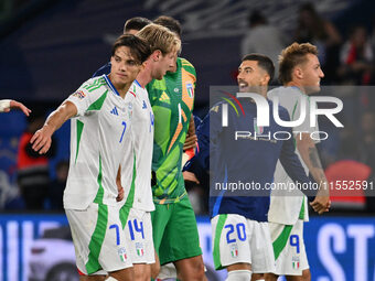 Italy players greet the fans during the UEFA National League Matchday 1 match between France and Italy at the Parc des Princes Stadium in Pa...