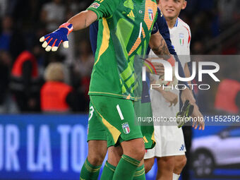 Italy players greet the fans during the UEFA National League Matchday 1 match between France and Italy at the Parc des Princes Stadium in Pa...