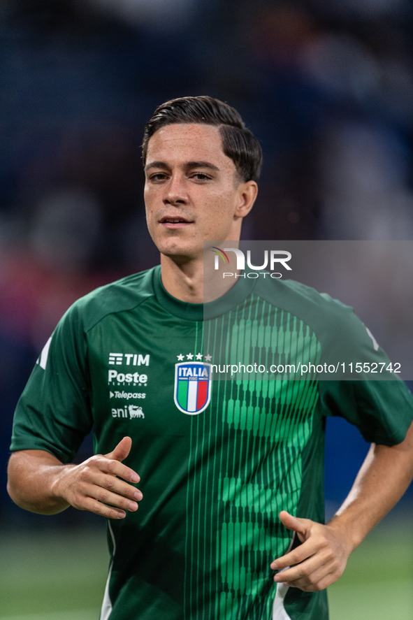 Giacomo Raspadori of Italy warms up before the UEFA Nations League 2024/25 League A Group A2 match between France and Italy at Parc des Prin...