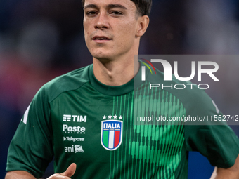 Giacomo Raspadori of Italy warms up before the UEFA Nations League 2024/25 League A Group A2 match between France and Italy at Parc des Prin...