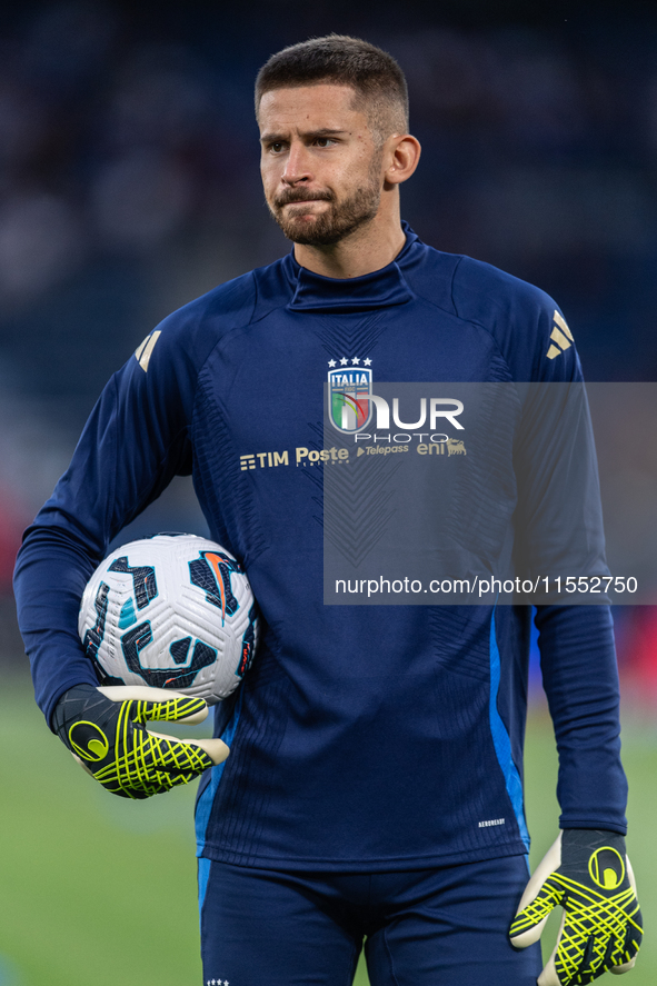 Guglielmo Vicario of Italy warms up before the UEFA Nations League 2024/25 League A Group A2 match between France and Italy at Parc des Prin...