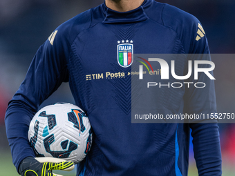 Guglielmo Vicario of Italy warms up before the UEFA Nations League 2024/25 League A Group A2 match between France and Italy at Parc des Prin...