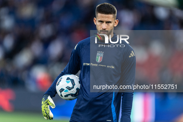 Guglielmo Vicario of Italy warms up before the UEFA Nations League 2024/25 League A Group A2 match between France and Italy at Parc des Prin...