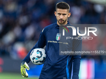 Guglielmo Vicario of Italy warms up before the UEFA Nations League 2024/25 League A Group A2 match between France and Italy at Parc des Prin...