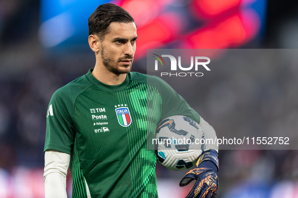 Alex Meret of Italy warms up before the UEFA Nations League 2024/25 League A Group A2 match between France and Italy at Parc des Princes sta...