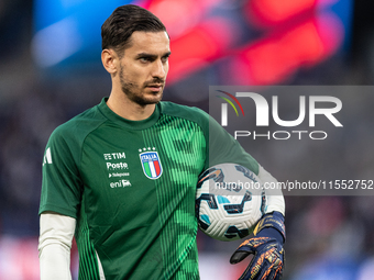 Alex Meret of Italy warms up before the UEFA Nations League 2024/25 League A Group A2 match between France and Italy at Parc des Princes sta...