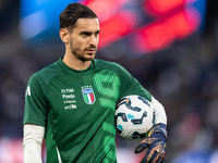 Alex Meret of Italy warms up before the UEFA Nations League 2024/25 League A Group A2 match between France and Italy at Parc des Princes sta...