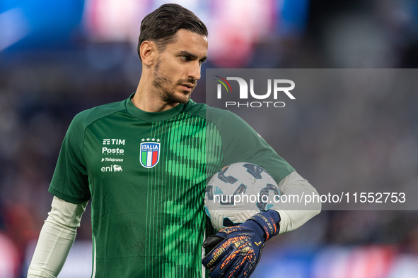 Alex Meret of Italy warms up before the UEFA Nations League 2024/25 League A Group A2 match between France and Italy at Parc des Princes sta...