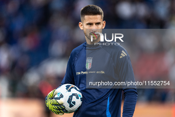 Guglielmo Vicario of Italy warms up before the UEFA Nations League 2024/25 League A Group A2 match between France and Italy at Parc des Prin...