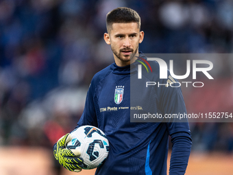 Guglielmo Vicario of Italy warms up before the UEFA Nations League 2024/25 League A Group A2 match between France and Italy at Parc des Prin...